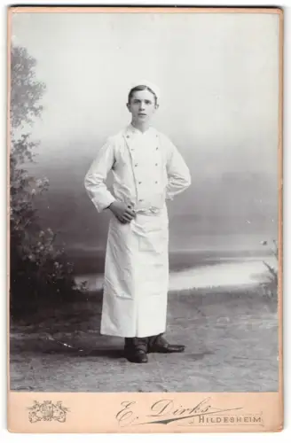 Fotografie E. Dirks, Hildesheim, Zingel 29, junger Koch in Dienstkleidung