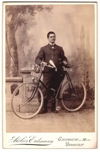 Fotografie Atelier Erdmann, Gonsenheim, Kaiserstrasse 21, Mann mit Fahrrad samt Nummerschild: M 1011, Karbidlampe