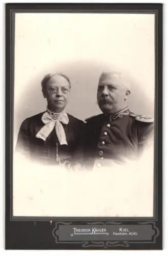 Fotografie Theodor Kähler, Kiel, Fleethörn 41/43, Hauptmann der Kaiserlichen Marine in Uniform mit Epauletten