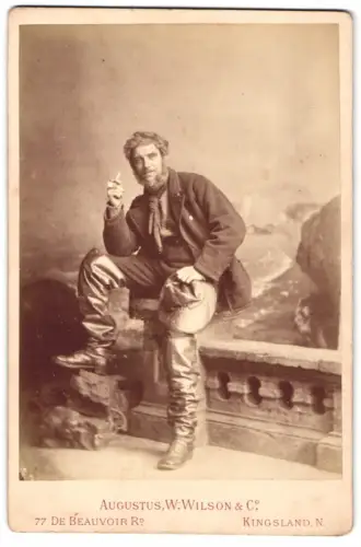 Fotografie Augustus W. Wilson & Co., Kingsland, 77 De Beauvoir Rd, englischer Fischer in Seemannskleidung mit Pfeife