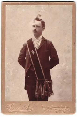 Fotografie Coughlin, Watertown / NY, Portrait eines amerikanischen Freimaurers / Freemason mit Schärpe und Tasche
