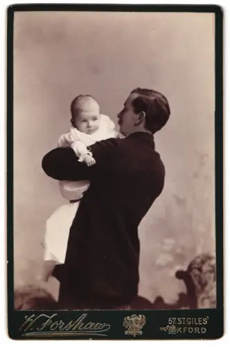 Fotografie W. Forshaw, Oxford, 57 St. Giles, Vater mit Kind im Arm im Rückenportrait