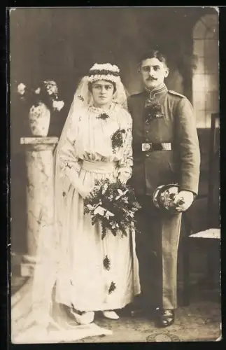 Foto-AK Vize-Feldwebel in Feldgrau Uniform mit Feldspange und Pickelhaube, Hochzeitsfoto