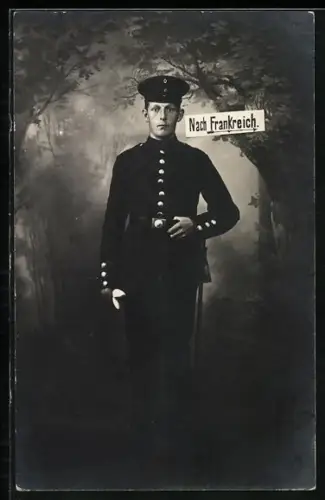 Foto-AK Soldat in Uniform mit Bajonett, Schild mit Bez. Nach Frankreich