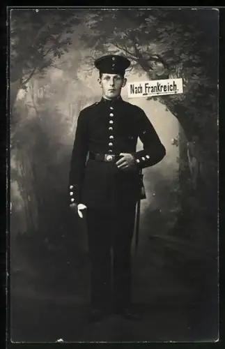 Foto-AK Soldat in Uniform mit Bajonett, Schild Nach Frankreich