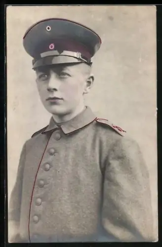 Foto-AK Soldat vom Regiment Nr. 52 in Feldgrau Uniform mit Schirmmütze