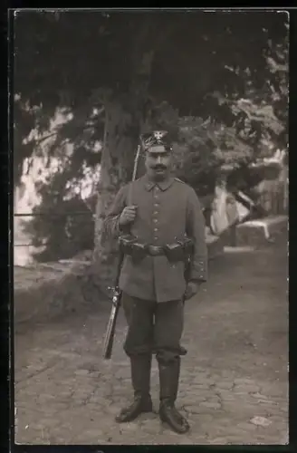 Foto-AK Landwehr-Soldat vom Rgt. Nr. 19 in Uniform mit Gewehr