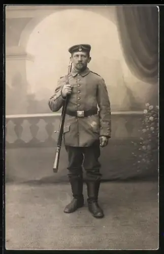 AK Soldat in Feldgrau Uniform mit Gewehr und Krätzchen