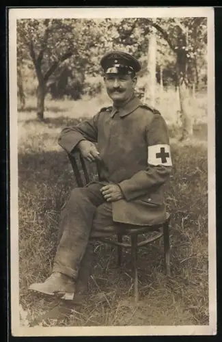 Foto-AK Sanitäts-Soldat in Feldgrau Uniform mit Schirmmütze