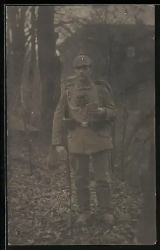Foto-AK Soldat in Feldgrau Uniform mit Fernglas, Gewehr, Schützenschnur 1. Stufe und Pickelhaube