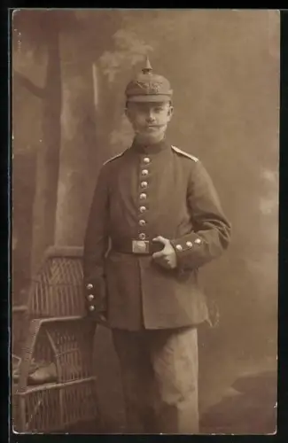 Foto-AK Soldat in Uniform mit Pickelkhaube