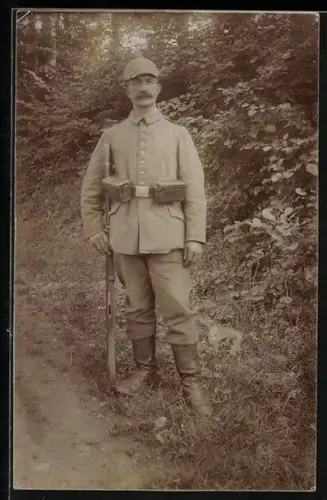 Foto-AK Landwehr-Soldat vom Rgt. Nr. 18 in Uniform mit Gewehr, Pickelhaube mit Tarnbezug