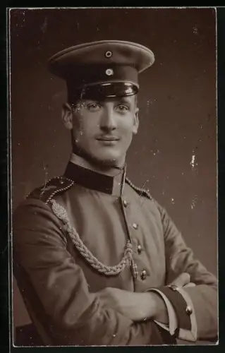 Foto-AK Einjährig-Freiwilliger vom Feld-Artillerie-Rgt. Nr. 55 in Uniform mit Schützenschnur 1. Stufe