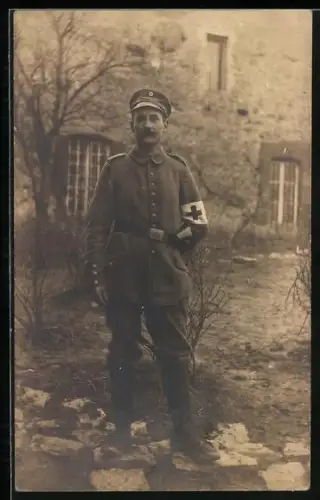 Foto-AK Sanitäts-Soldat in Uniform mit Schirmmütze