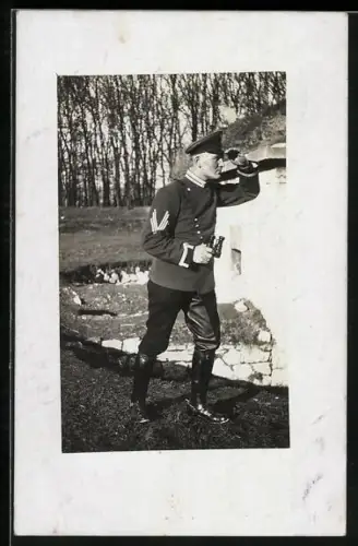 Foto-AK Garde-Soldat in Uniform mit Fernglas und Schirmmütze