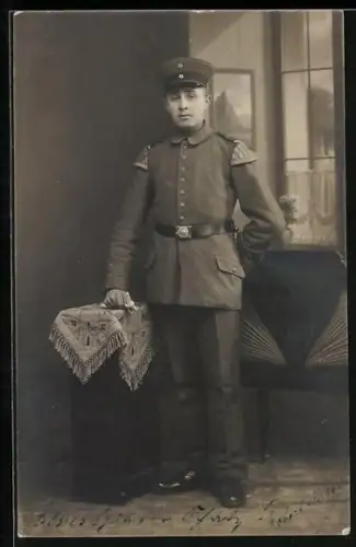 Foto-AK Musiker in Feldgrau Uniform mit Bajonett und Schirmmütze