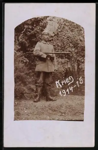 Foto-AK Soldat in Feldgrau Uniform mit Gewehr und Pickelhaube