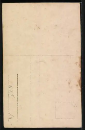 Foto-AK Soldat in Feldgrau Uniform mit Gewehr und Pickelhaube