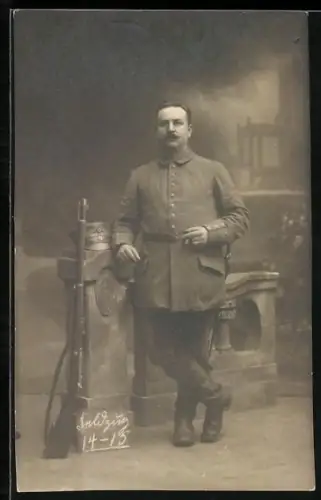 Foto-AK Soldat in Feldgrau Uniform mit Bajonett und Gewehr