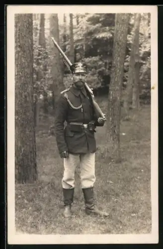 Foto-AK Landwehr-Soldat in Uniform mit Schützenschnur 1. Stufe und Gewehr