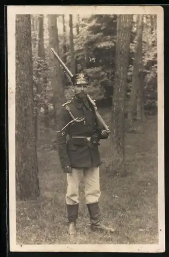 Foto-AK Landwehr-Soldat in Uniform mit Schützenschnur 1. Stufe und Gewehr