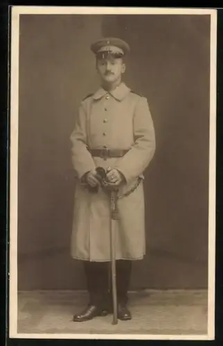 Foto-AK Soldat in Uniform mit Säbel und Schirmmütze