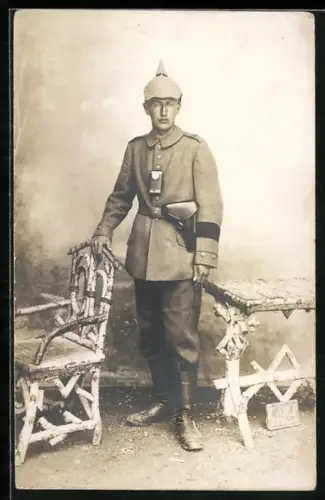 AK Soldat vom Rgt. Nr. 242 in Feldgrau Uniform, mit Pistolentasche und Signallampe