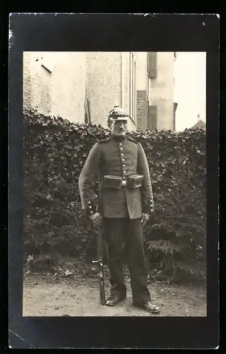 Foto-AK Soldat in Uniform mit Koppeltaschen, Gewehr und Pickelhaube