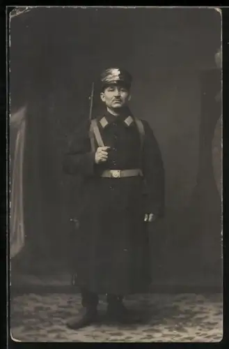 AK Landwehr-Soldat in Uniform mit Gewehr und Schirmmütze