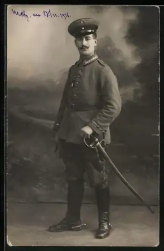 AK Uffz. vom Feld-Artillerie-Rgt. Nr. 70 in Uniform mit Säbel und Schirmmütze