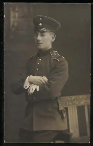Foto-AK Einjährig-Freiwilliger in Uniform mit Koppelschuh und Schirmmütze