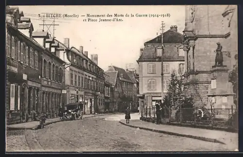 AK Bitsche /Moselle, Monument des Morts de la Guerre 1914-18 et Place Jeanne-d`Arc