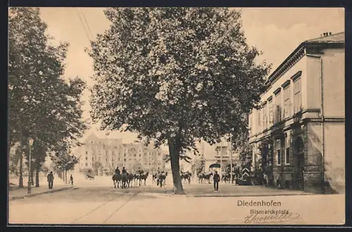 AK Thionville, Place de la Commandantur avec cavaliers et bâtiments historiques
