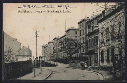 AK Sarrebourg /Lorr., Rue bordée de bâtiments historiques et lampadaires d`époque