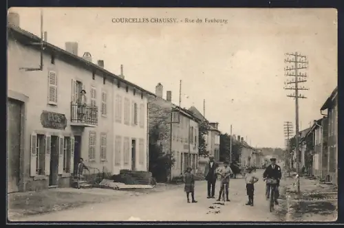 AK Courcelles Chaussy, Rue du Faubourg avec passants et cycliste