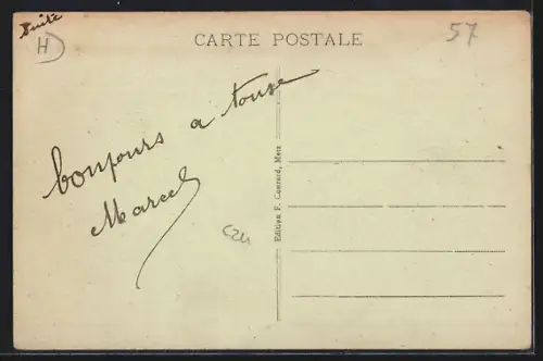 AK Courcelles Chaussy, Rue du Faubourg avec passants et cycliste