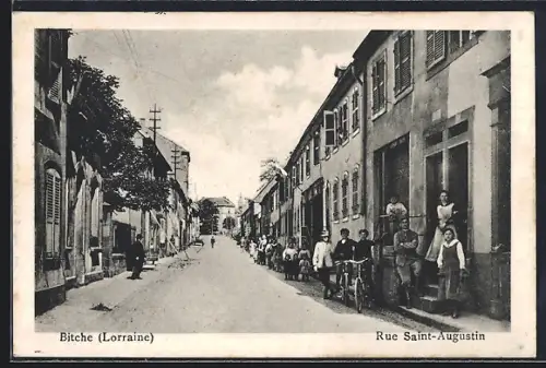 AK Bitche /Lorraine, Rue Saint-Augustin animée avec habitants et bâtiments historiques