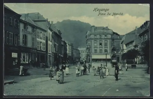 AK Hayange, Place du Marché avec des passants et bâtiments historiques