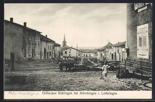 AK Rakringen /Mörchingen, Vue de la rue principale avec église et habitants