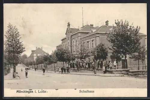 AK Mörchingen i. Lothr., Schulhaus et rue animée avec enfants