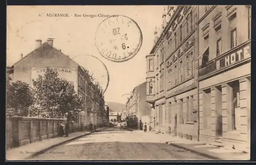 AK Algrange, Rue Georges-Clemenceau avec bâtiments et hôtel