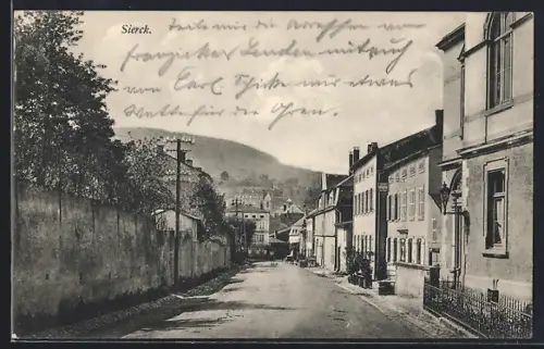 AK Sierck, Rue principale bordée de maisons avec vue sur les collines en arrière-plan