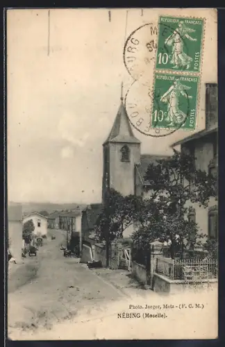 AK Nébing /Moselle, Vue de la rue principale avec église et maisons adjacentes