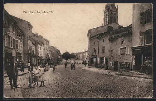 AK Château-Salins, Scène de rue animée avec église en arrière-plan
