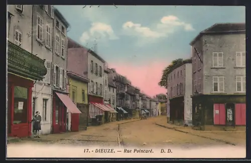 AK Dieuze, Rue Poincaré animée avec magasins et passante