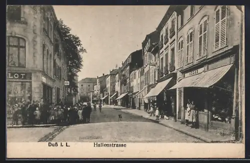 AK Duss i. L., Hallenstrasse mit Geschäften