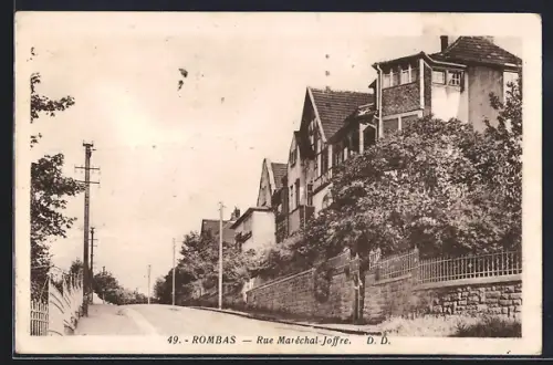 AK Rombas, Rue Maréchal-Joffre avec maisons résidentielles et clôtures en pierre