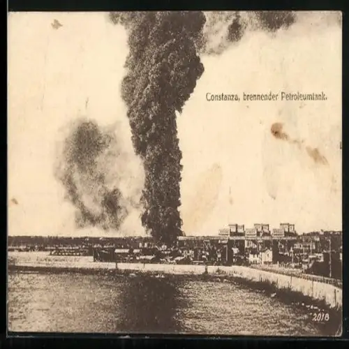 AK Constanza, Brennender Petroleumtank, vom Wasser gesehen
