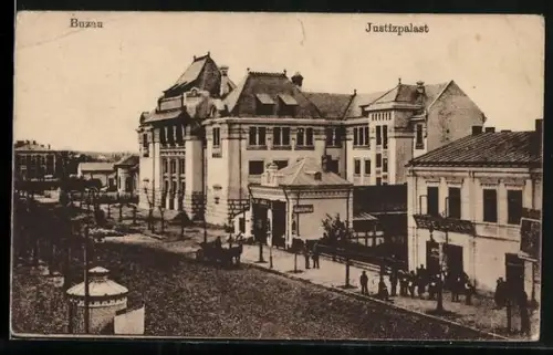 AK Buzau, Justizpalast mit Passanten, Pferdekutsche