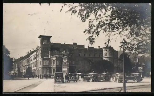 AK Kronstadt, Villa Kertsch, Platz mit Automobilen und Informationssäule